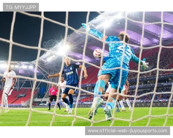 中国足球国家队守门员扑救技术专项训练方案，足球守门员扑救视频