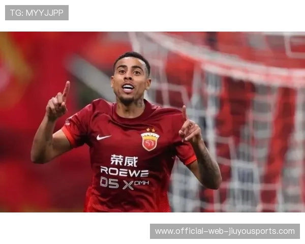 河南队古斯塔沃背身吸引防守,回做一脚送出空当