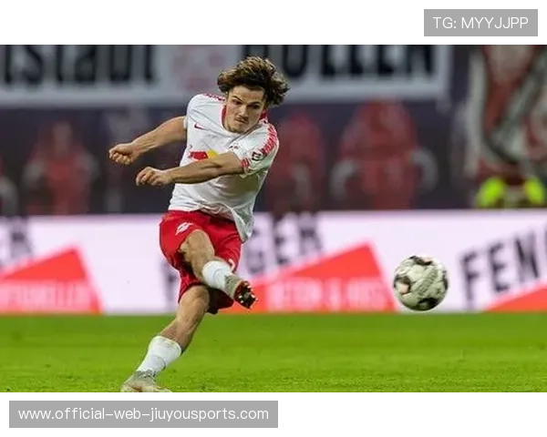 马赛官方宣布签下霍伊别尔，完成中场关键引援