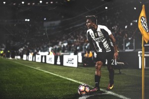 九游娱乐APP-球迷在赛场外举行多国美食节，点燃激情共享盛宴